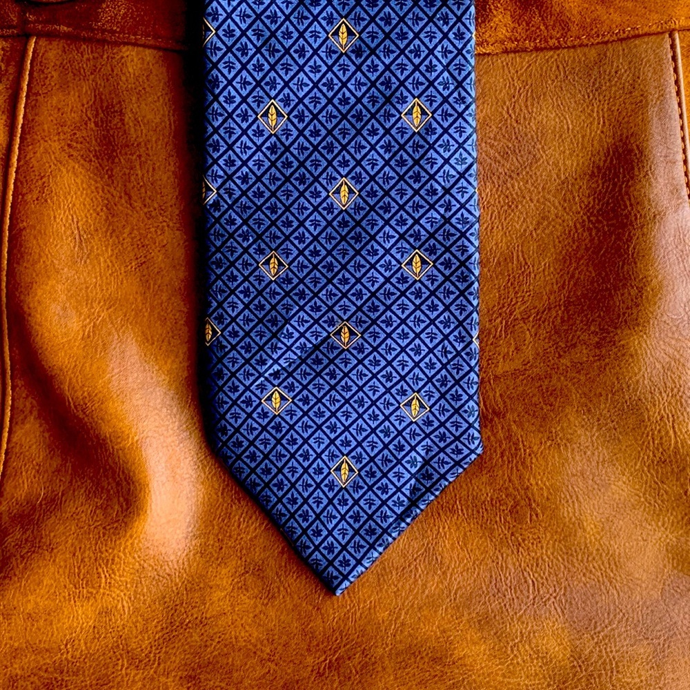 Bellumore style by Antonio Fusco 100% Silk Tie 58" EUC